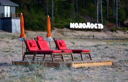 Шезлонги на песке