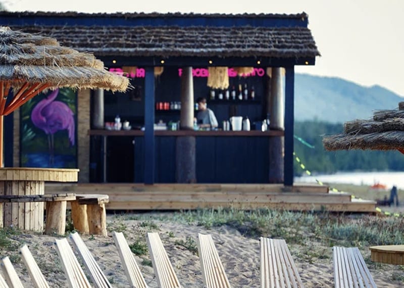 Пляжный клуб «Розовый фламинго»